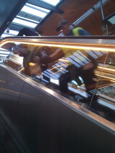 Hoe maak je het glas van een roltrap schoon?