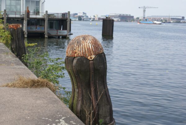 Aanlegpaal voor scheep.