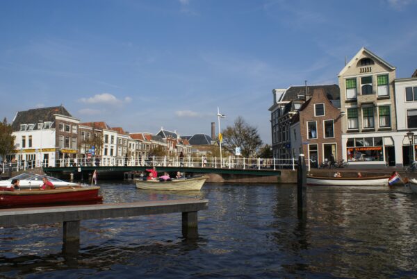 Aanlegsteigers Beestenmarkt, Leiden. Achtergrond: Turfmarktbrug & Oude Vest.
