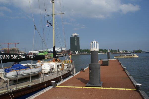 Aanlegsteiger met zeilboot aan het IJdok.