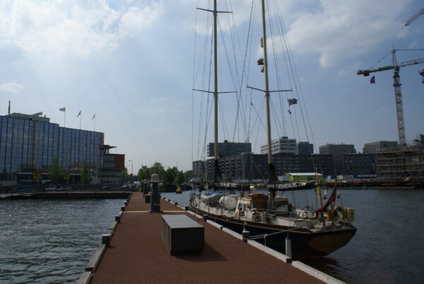Aanlegsteiger met zeilboot bij Kamer van Koophandel, Amsterdam.