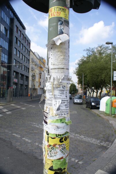 Aanplakbiljetten op een muur.