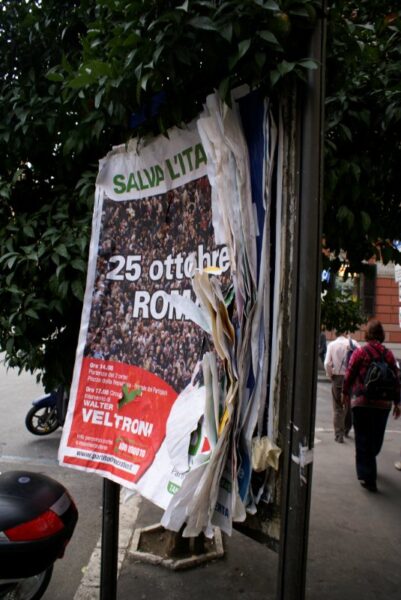 Aankondiging demonstratie 25 oktober 2008, over elkaar geplakt.