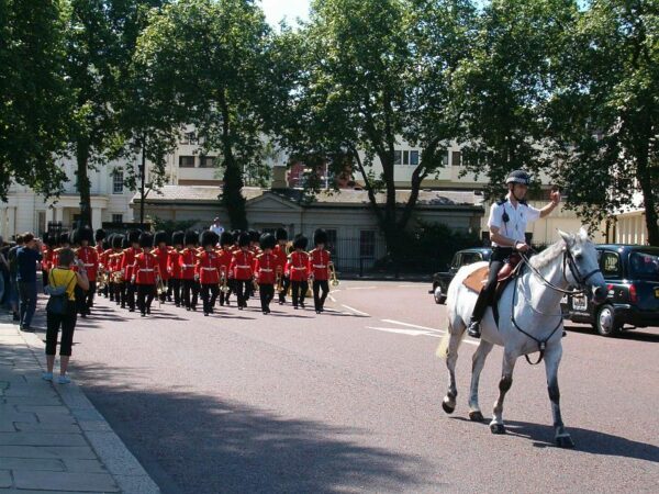 Soldaten aflossen bij Buckingham Palace.