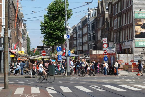 Drukte op de Albert Cuypmarkt, Amsterdam.