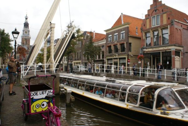 Rondvaartboot op gracht met brug in Luttik Oudorp.
