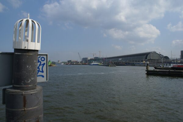 Centraal Station Amsterdam, uitzicht vanaf aanmeerstijger.