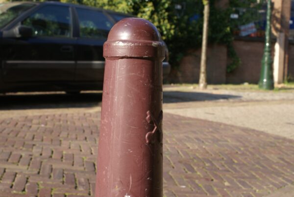 Fallussymbool met pauselijk wapen, humoristisch.