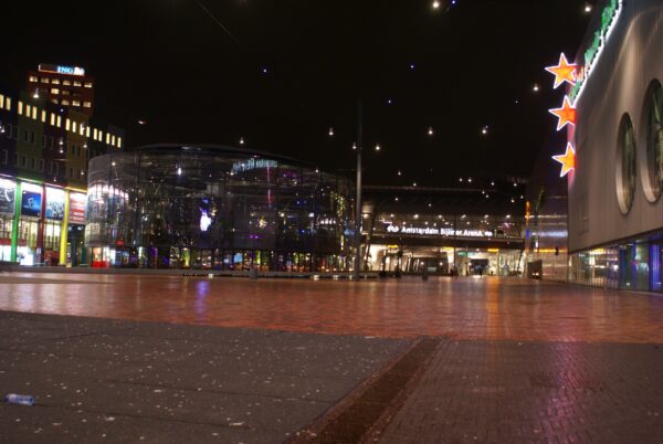 Arena Boulevard met Bijlmer/Arena station 's avonds.