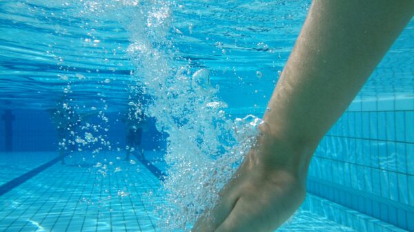 Luchtbelletjes maken onder water in het buitenbad.