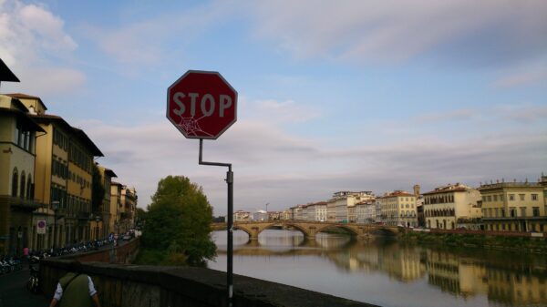 Arno in Florence met Ponte alla Carraia en verkeersbord.