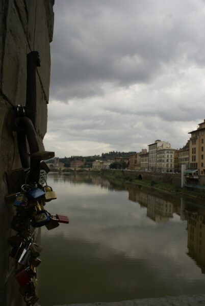 Uitzicht Arno, Ponte Vecchio: hangslotjes verdwenen.