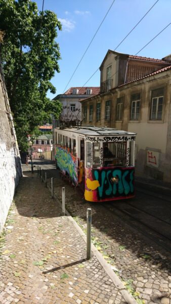 Funiculaire Ascensor da Gl&oacute;ria in Lissabon.
