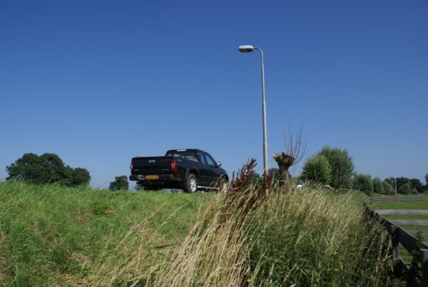 Auto op de Amsteldijk.