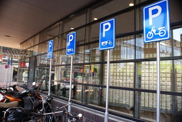 Fietsenstalling bakfietsen met bord.