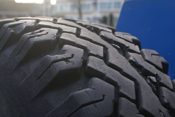 Bandenprofiel met groeven.