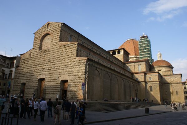 Basilica San Lorenzo met Medici-kapel op de achtergrond.