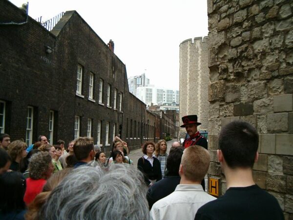 Yeoman Warder geeft rondleiding.