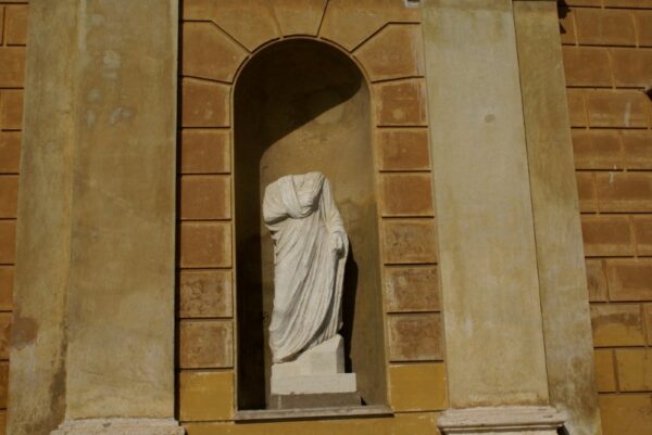 Abstracte kleurvlakken, geen gezichten.