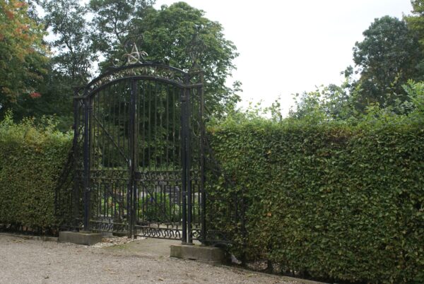 Toegangshek Vreedenhof begraafplaats, Nes.