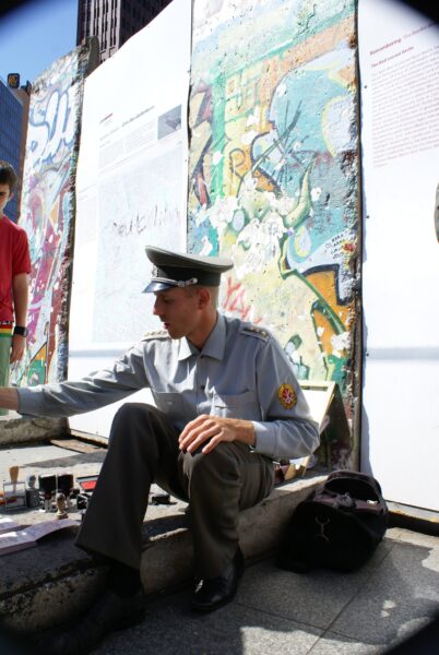 Visa-uitgifte bij de Berlijnse Muur.