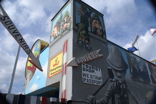 Souvenirshop bij East Side Gallery.