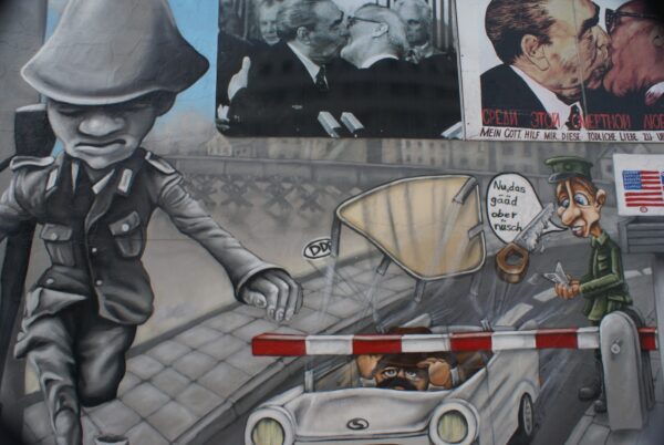 East Side Gallery: muur met kunst.