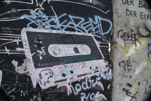 East Side Gallery: muur met kunst.