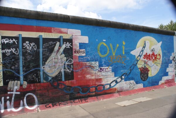 East Side Gallery: gevangene en duif.