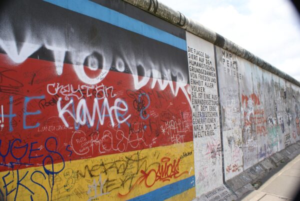 East Side Gallery: muur met kunst.