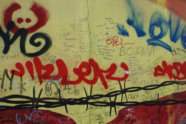 East Side Gallery met graffiti.