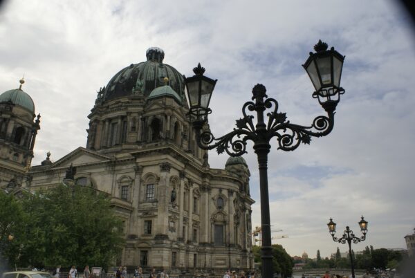 Berlijnse Dom met historische lamptaarn.