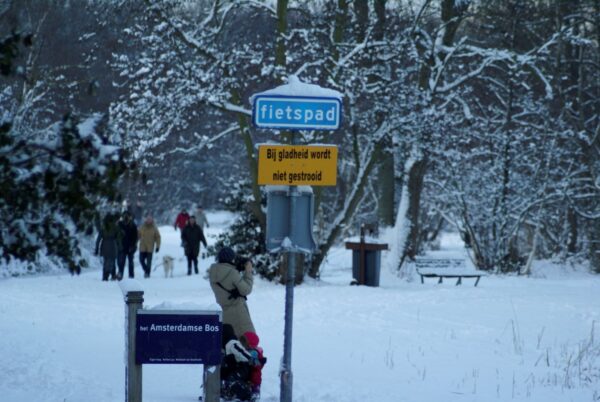 Besneeuwd fietspad in Amsterdamse Bos, Amstelveen.