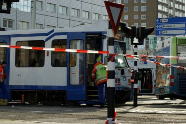 Tram rijdt weg na terugkeer op het spoor.