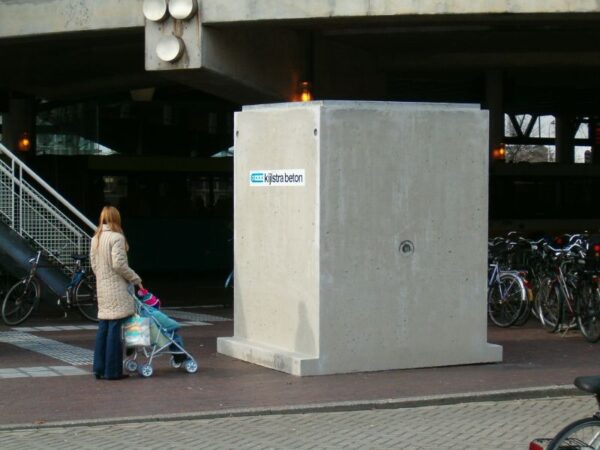 Put voor vuilcontainers bij busstation Amstelveen.