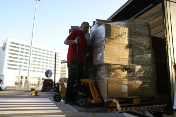 Bevoorrading Schiphol tijdens nieuws uitzending.