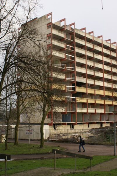 Sloop Bijlmerflats, hoogbouw wordt afgebroken.