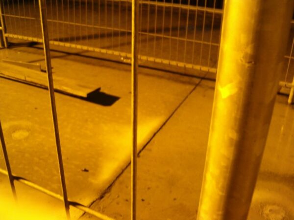 Bijlmerstation tijdens de bouw, avond.