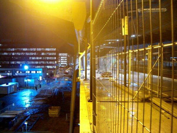 Bijlmerstation bij nacht, nog in aanbouw.