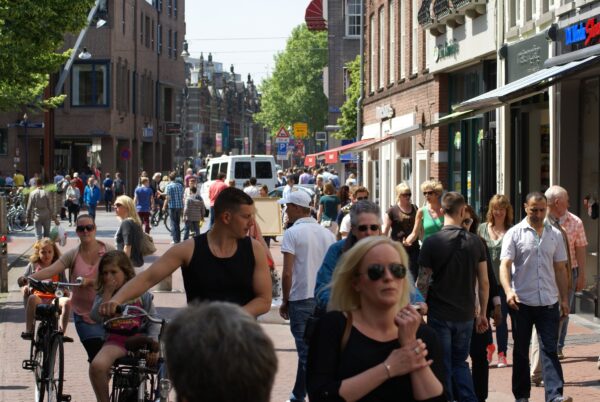 Mensen lopen in de Visstraat, Den Bosch.