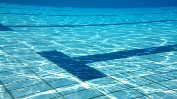 Zwembassenbodem met tegels.