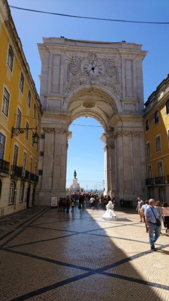 Boog in Lissabon, uitzicht op de rivier.