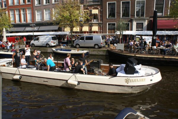 Bootje in Leidse grachten met band.