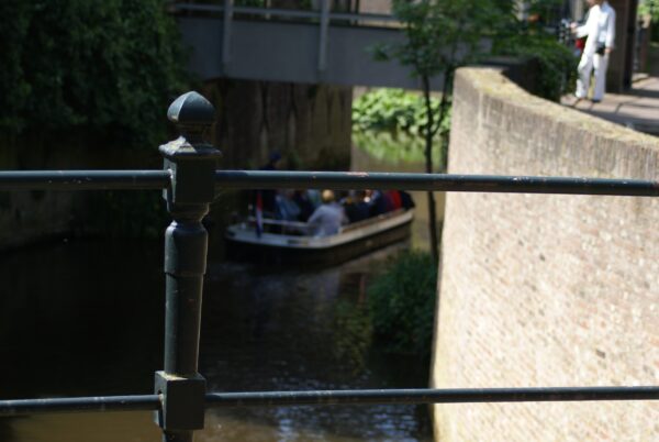 Bootje op grachten Binnendieze, Den Bosch.