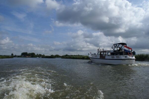 Bootje op de Schermerringvaart, Alkmaar.