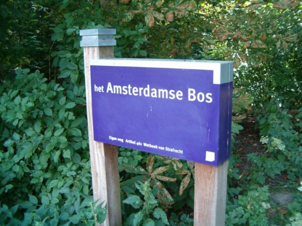Toegangsbord met informatie.