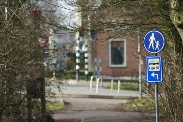 Bordje camping Amsterdamse Bos, richting metro.