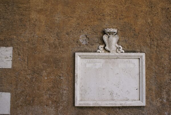 Romeins bordje aan de muur.