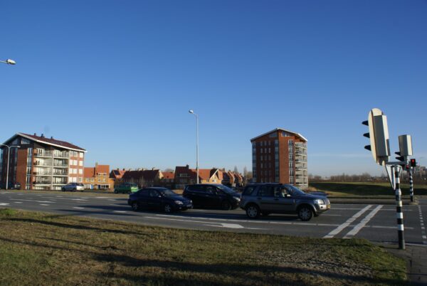 Verkeer wacht bij stoplicht Legmeerdijk, Bovenkerk.