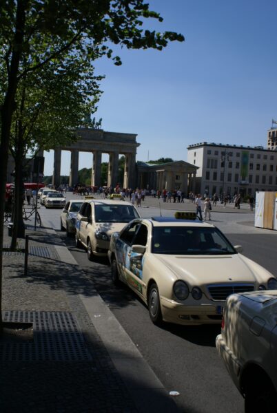 Berlijnse taxi's voor Brandenburger Tor.
